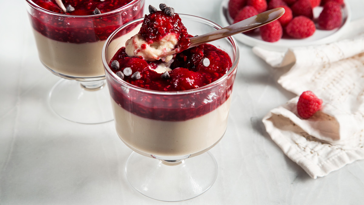 Món pudding hấp dẫn với vị chua ngọt cùng sắc đỏ nổi bật từ Phúc bồn tử